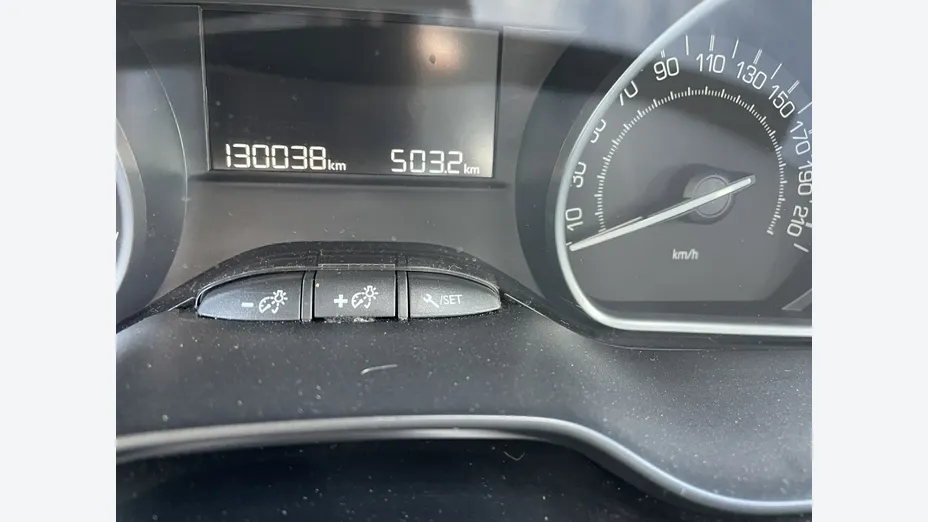 PEUGEOT 208 -