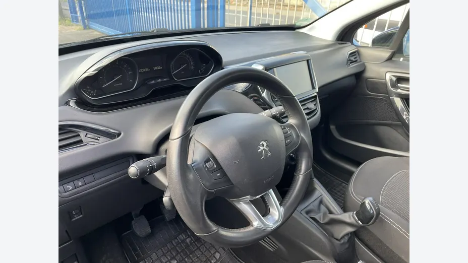 PEUGEOT 208 -