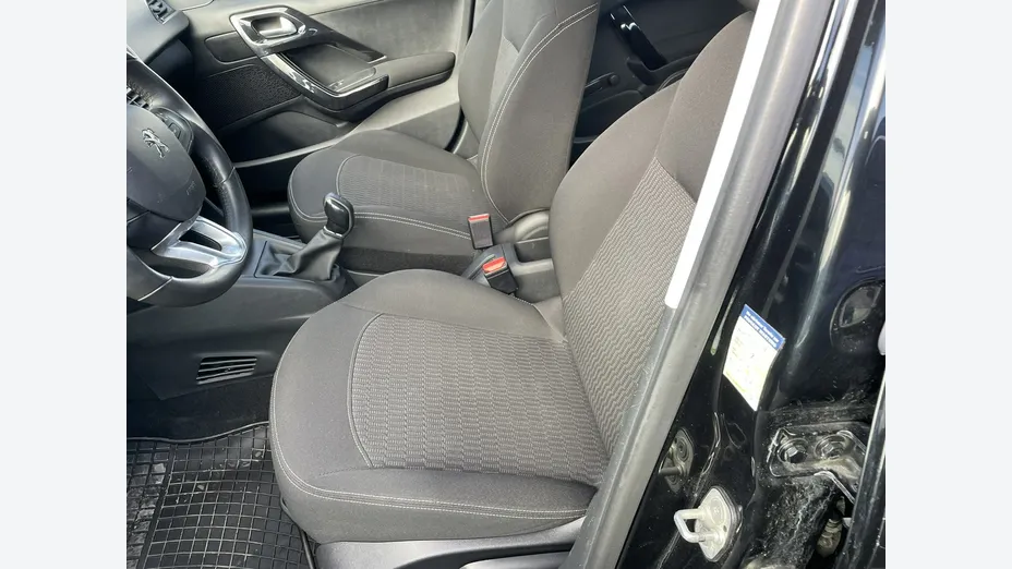 PEUGEOT 208 -
