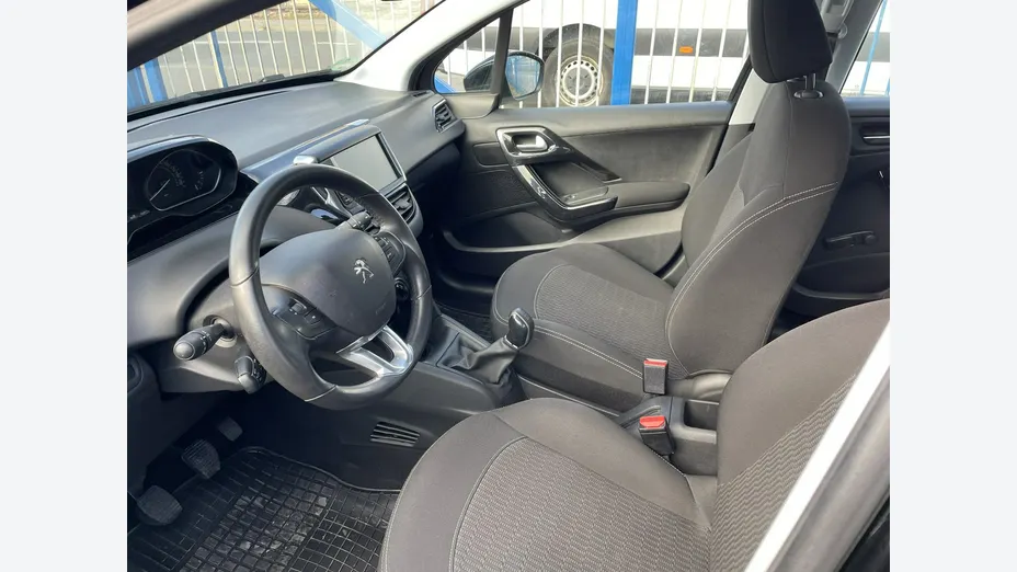 PEUGEOT 208 -