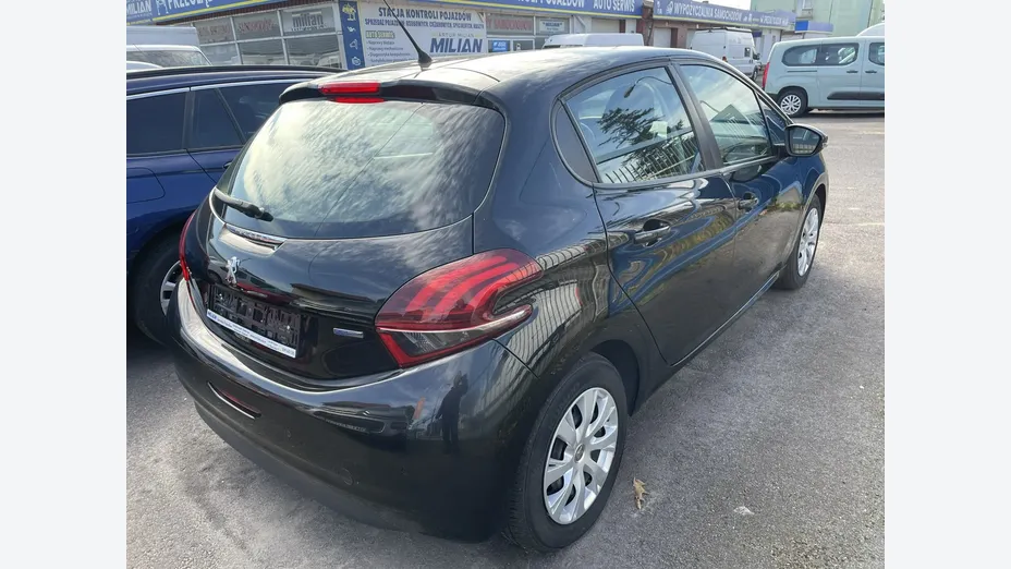 PEUGEOT 208 -
