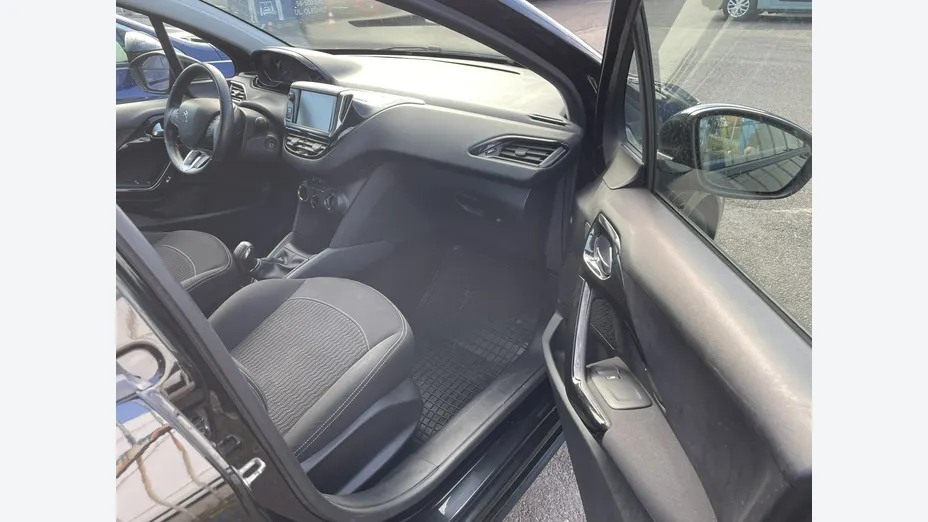 PEUGEOT 208 -