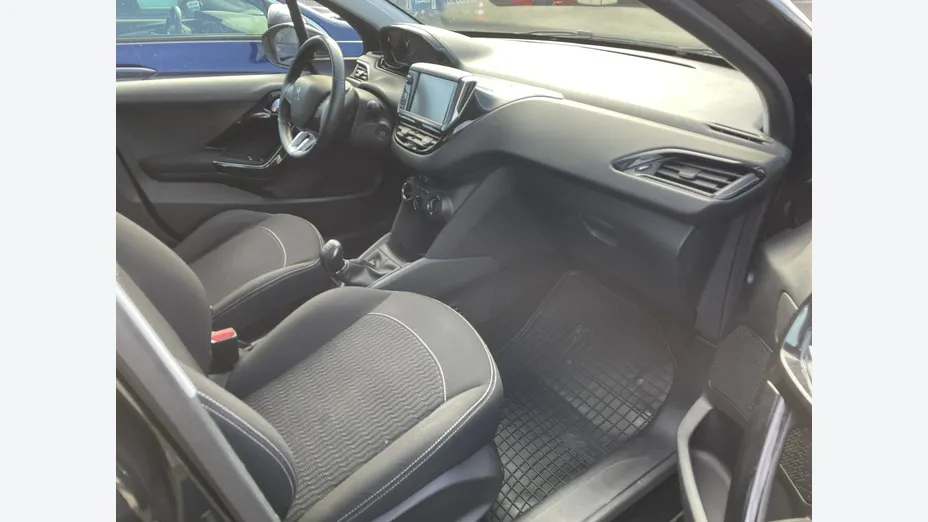 PEUGEOT 208 -