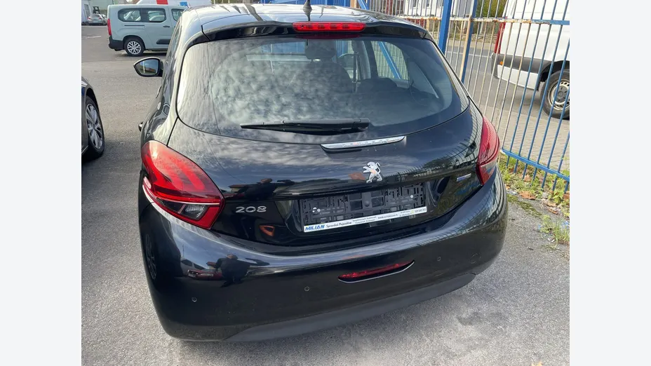 PEUGEOT 208 -