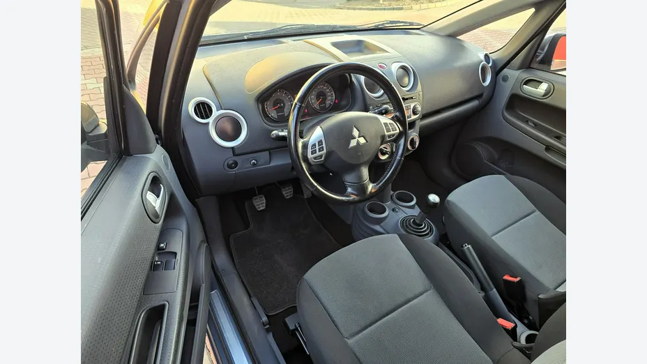 MITSUBISHI Colt -
