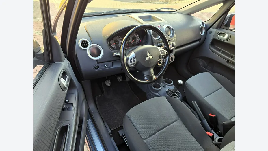 MITSUBISHI Colt -