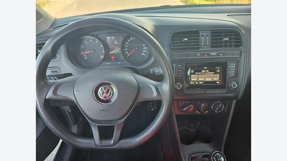 VOLKSWAGEN Polo -