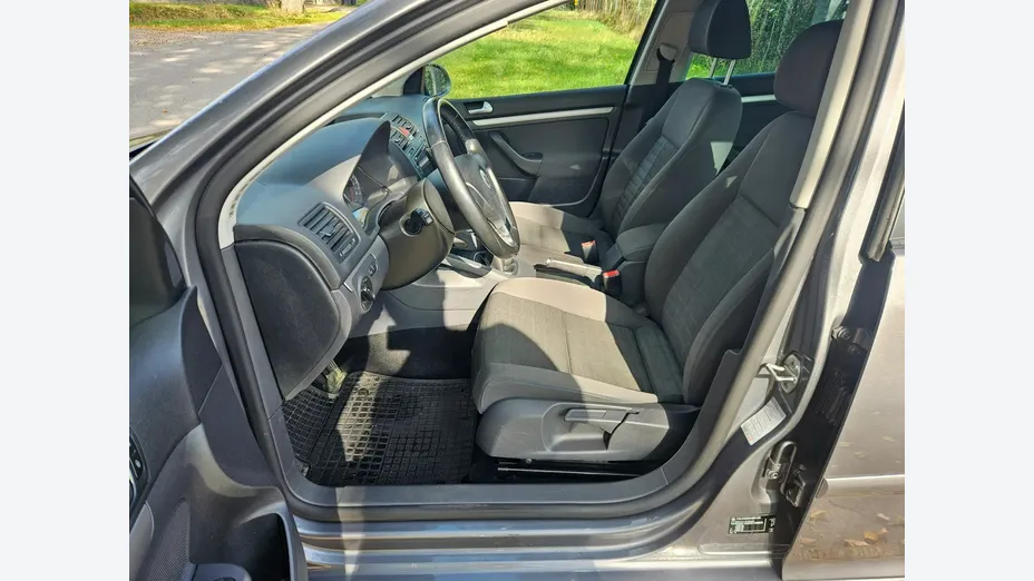 VOLKSWAGEN Golf -