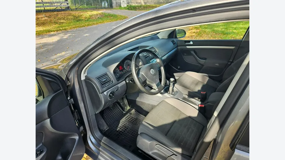 VOLKSWAGEN Golf -