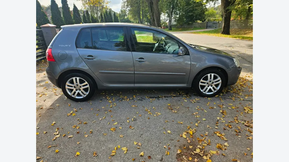 VOLKSWAGEN Golf -