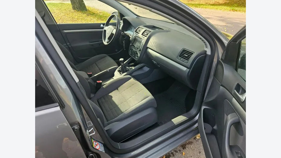 VOLKSWAGEN Golf -