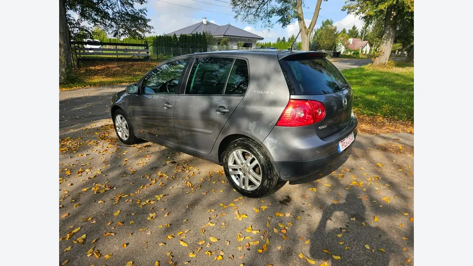 VOLKSWAGEN Golf -