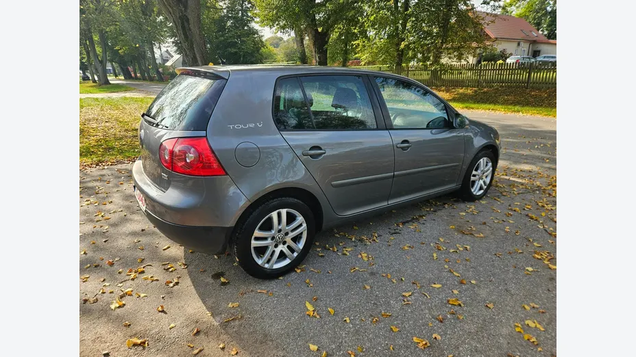 VOLKSWAGEN Golf -