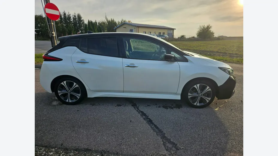 NISSAN Leaf -