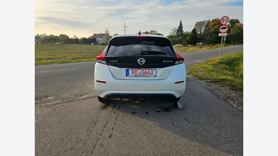 NISSAN Leaf -