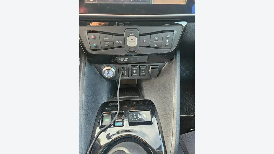 NISSAN Leaf -