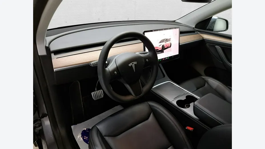 TESLA Model Y -