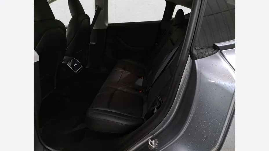 TESLA Model Y -