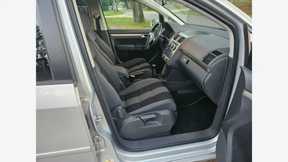 VOLKSWAGEN Touran -