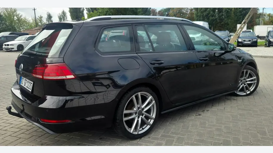 VOLKSWAGEN Golf -