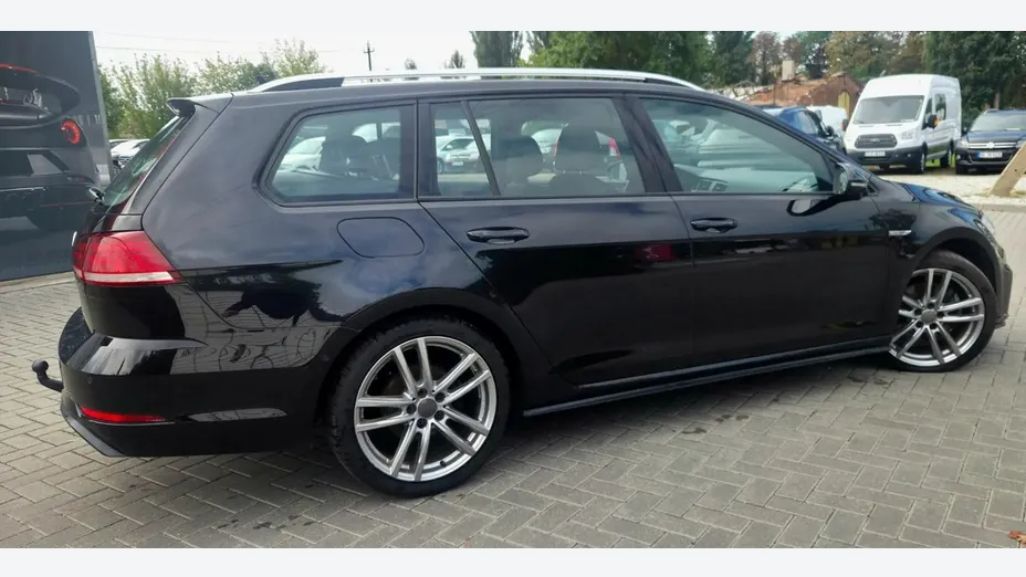 VOLKSWAGEN Golf -