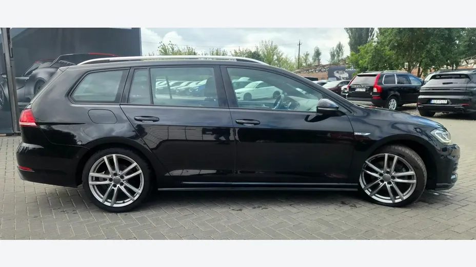 VOLKSWAGEN Golf -