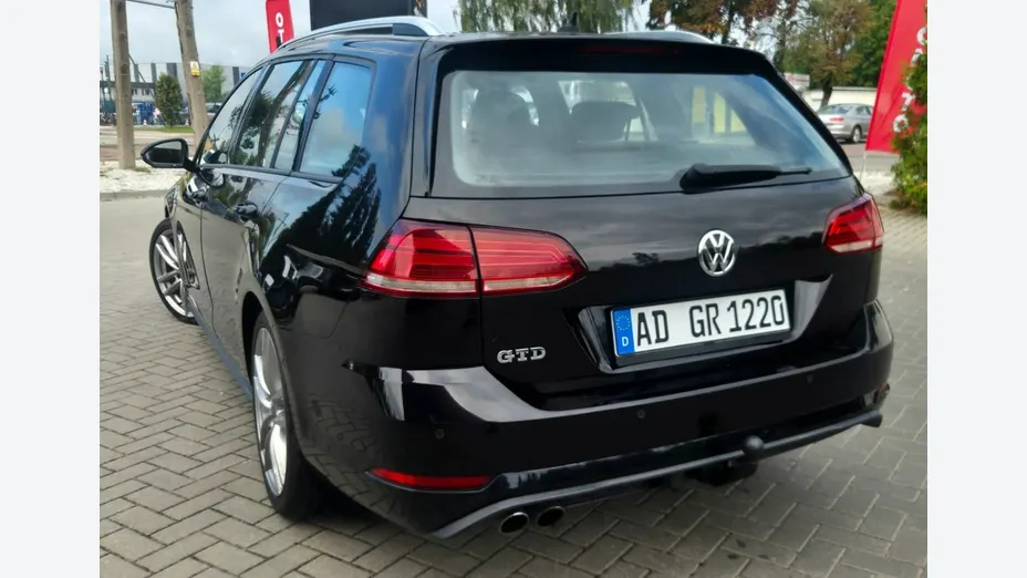 VOLKSWAGEN Golf -