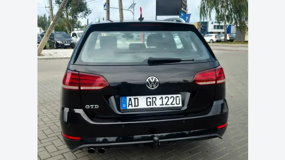 VOLKSWAGEN Golf -
