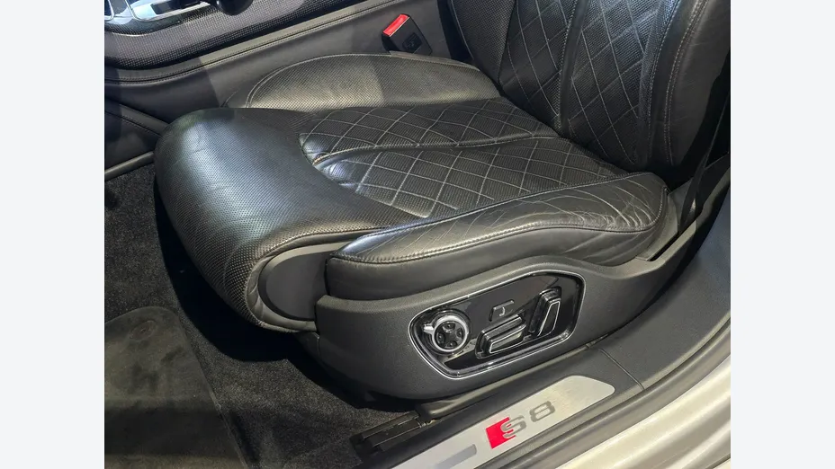 AUDI S8 -