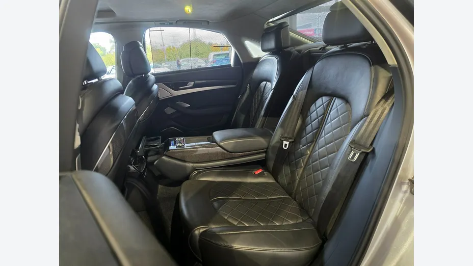 AUDI S8 -