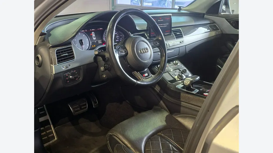 AUDI S8 -
