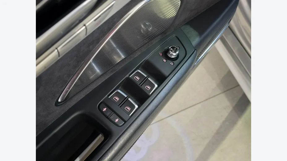 AUDI S8 -