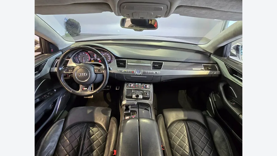 AUDI S8 -