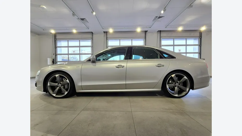 AUDI S8 -