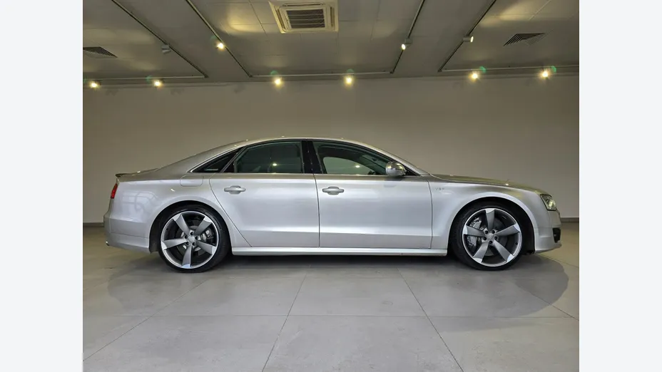 AUDI S8 -