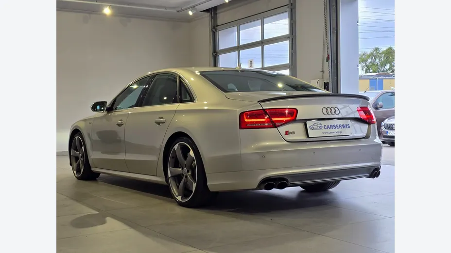 AUDI S8 -