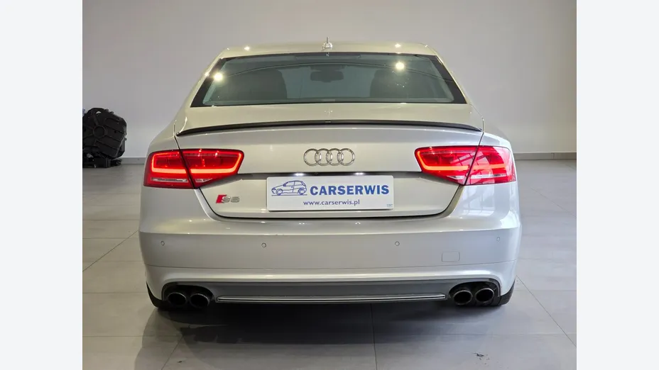 AUDI S8 -