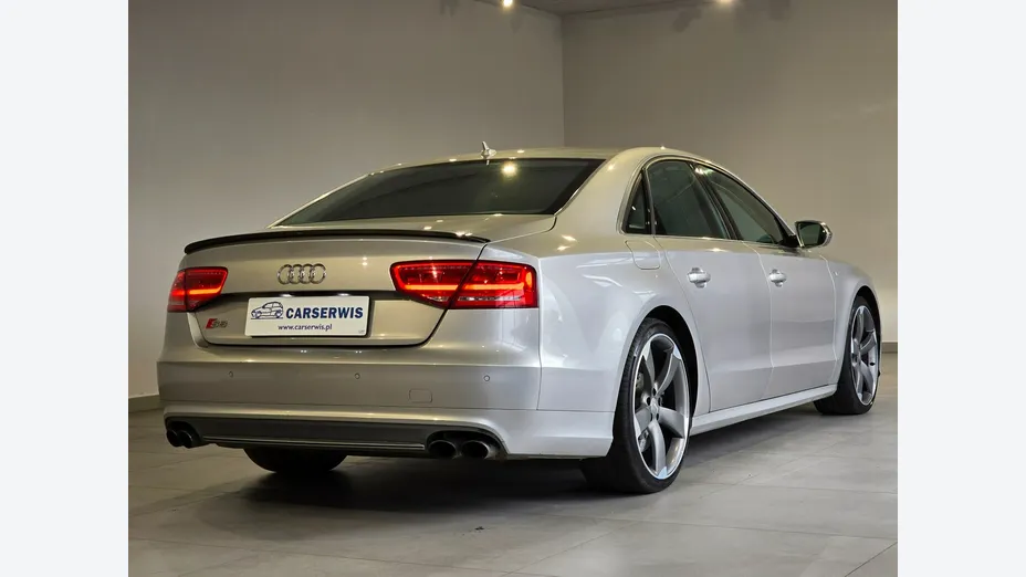 AUDI S8 -