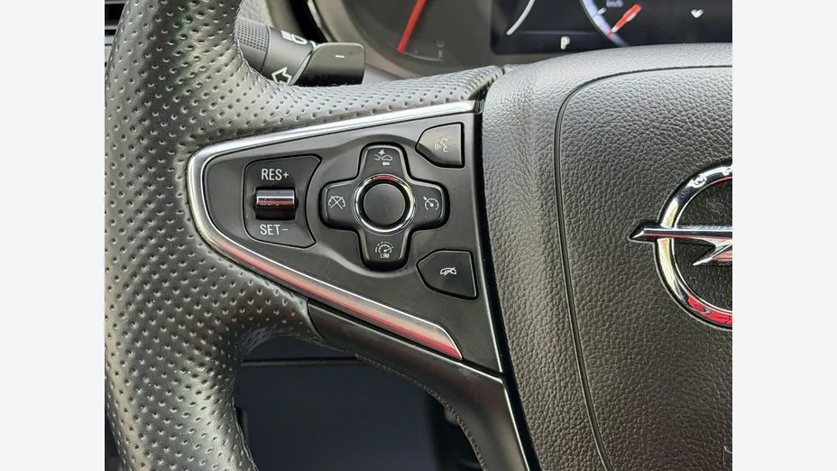 OPEL Insignia -