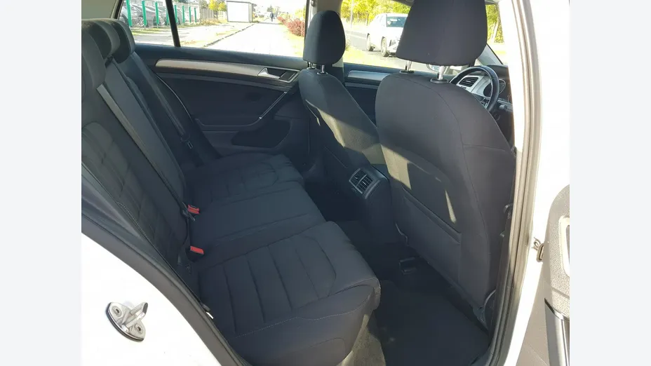 VOLKSWAGEN Golf -