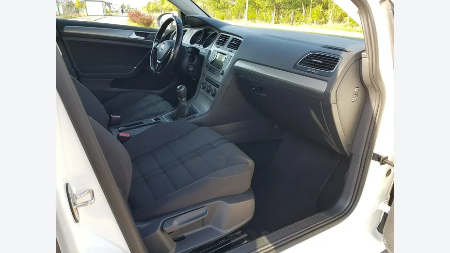VOLKSWAGEN Golf -