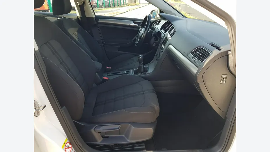 VOLKSWAGEN Golf -
