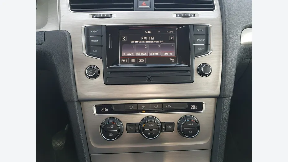 VOLKSWAGEN Golf -
