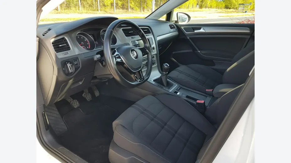 VOLKSWAGEN Golf -