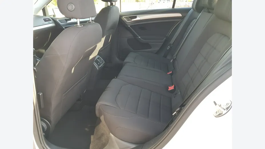 VOLKSWAGEN Golf -