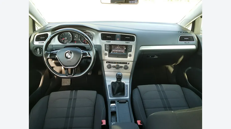 VOLKSWAGEN Golf -