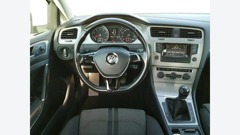 VOLKSWAGEN Golf -