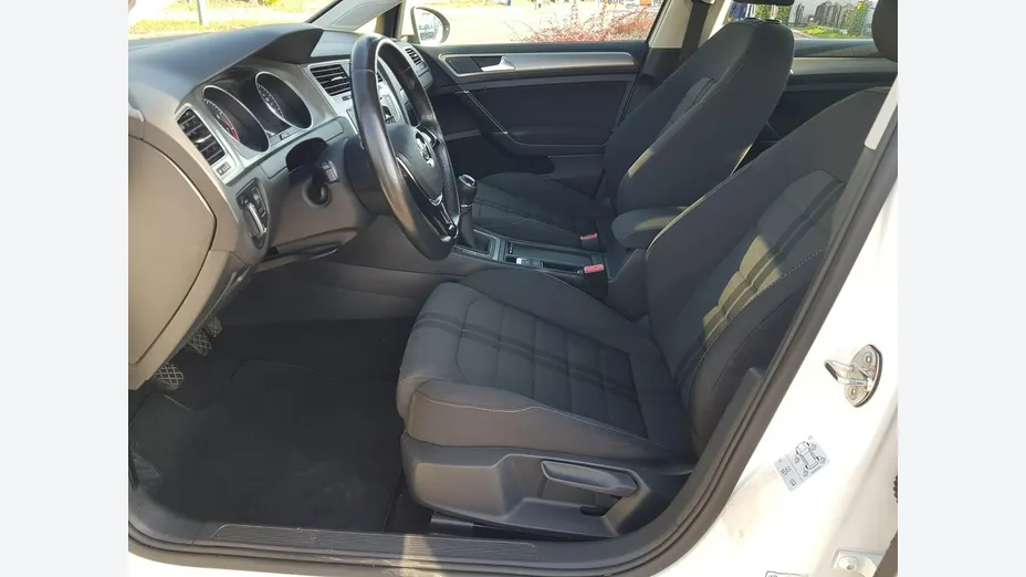 VOLKSWAGEN Golf -