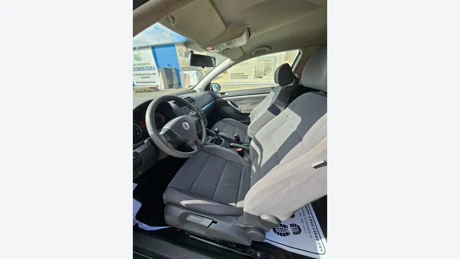 VOLKSWAGEN Golf -