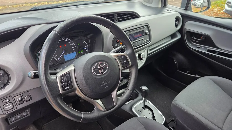 TOYOTA Yaris -